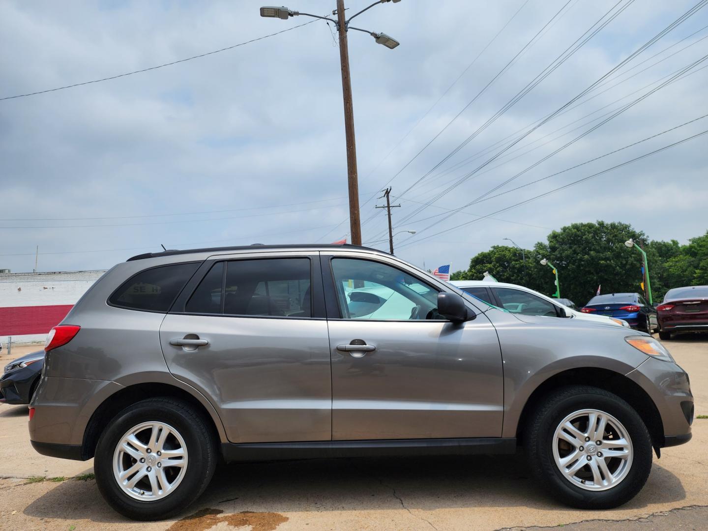 2012 GRAY Hyundai Santa Fe FE GLS (5XYZGDAB0CG) , AUTO transmission, located at 2660 S.Garland Avenue, Garland, TX, 75041, (469) 298-3118, 32.885551, -96.655602 - Welcome to DallasAutos4Less, one of the Premier BUY HERE PAY HERE Dealers in the North Dallas Area. We specialize in financing to people with NO CREDIT or BAD CREDIT. We need proof of income, proof of residence, and a ID. Come buy your new car from us today!! This is a very clean 2012 HYUNDAI SAN - Photo#2